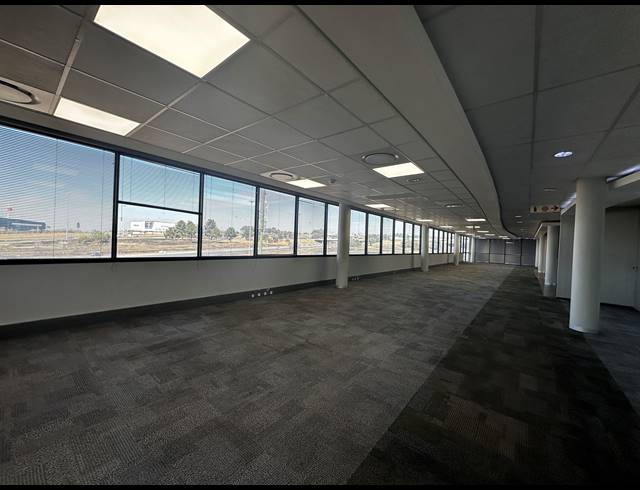 1,700M² OFFICE TO LET IN WOODMEAD